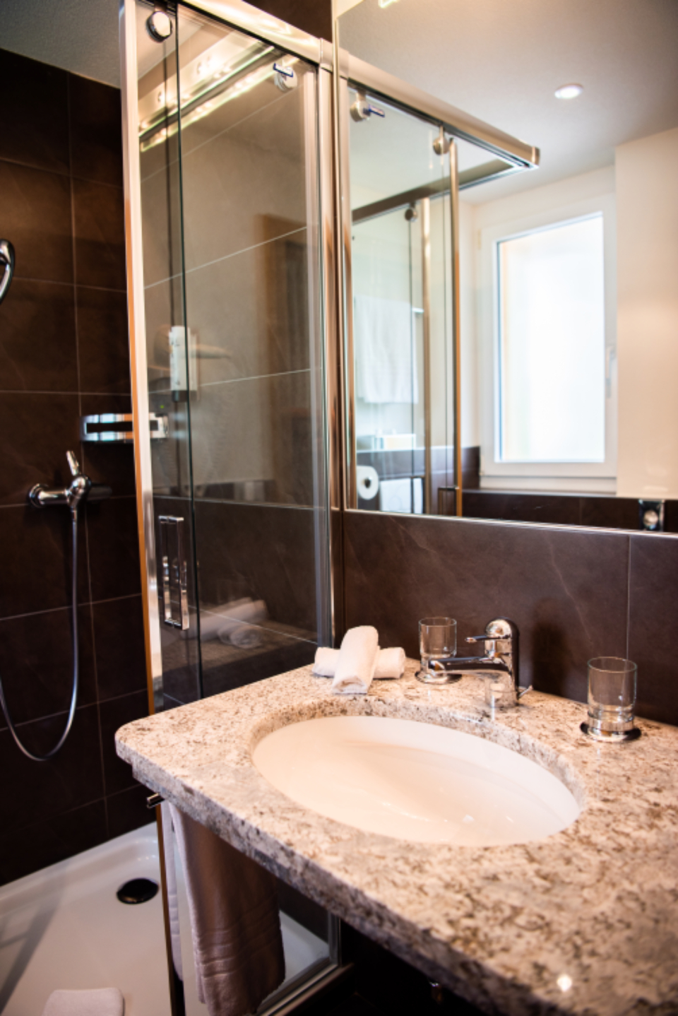 Baño con división en vidrio templado